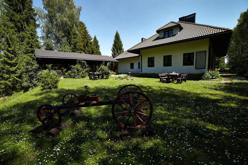 Hotel Stylowy Zajazd Pod Czarnym Kogutem Czarna  Esterno foto